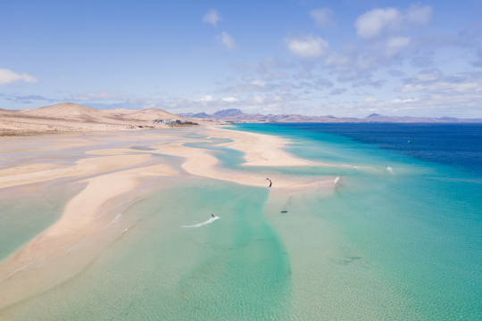 Blick aus der Vogelperspektive auf die Bucht von Costa Calma auf Fuerteventura mit wei&szlig;em Sand und t&uuml;rkisfarbenen Wasser